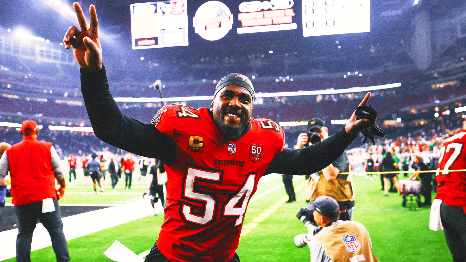 
					Buccaneers Star LB Lavonte David Announces Retirement From NFL After 14 Seasons
				