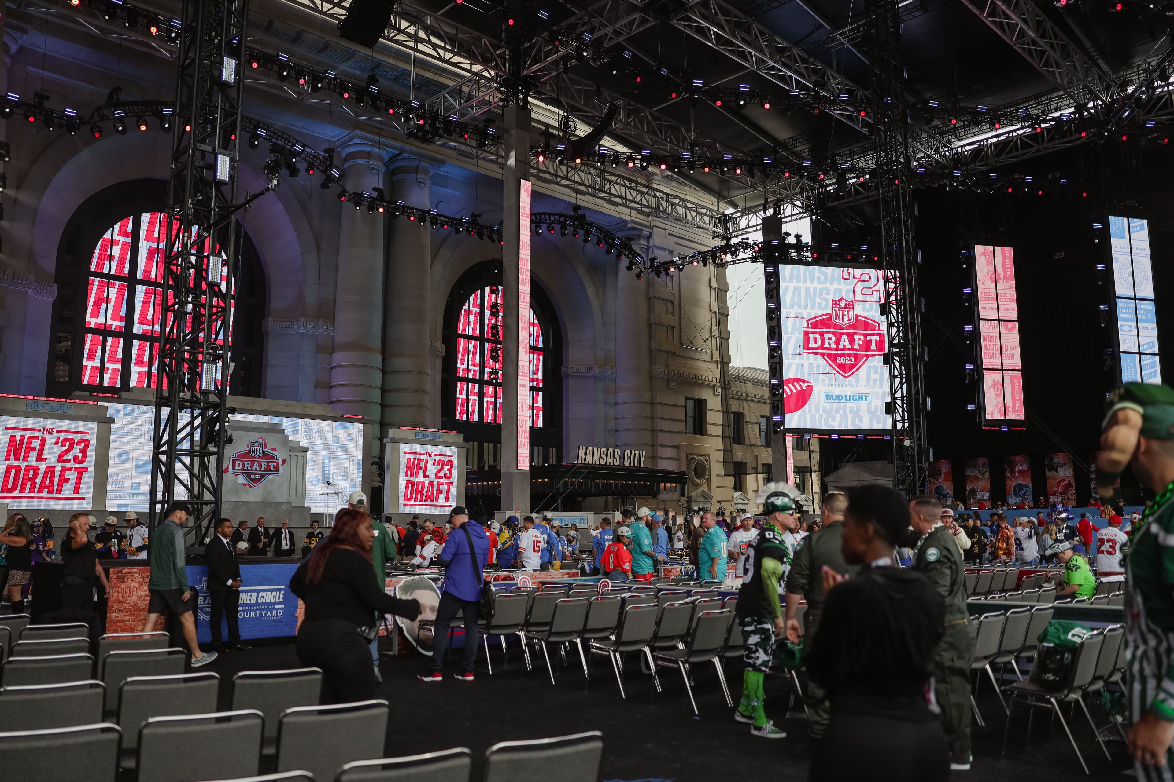 2023年 NFLドラフト総括 – 歴史的動員と波乱のトレード劇、熱狂の渦に包まれたカンザスシティ