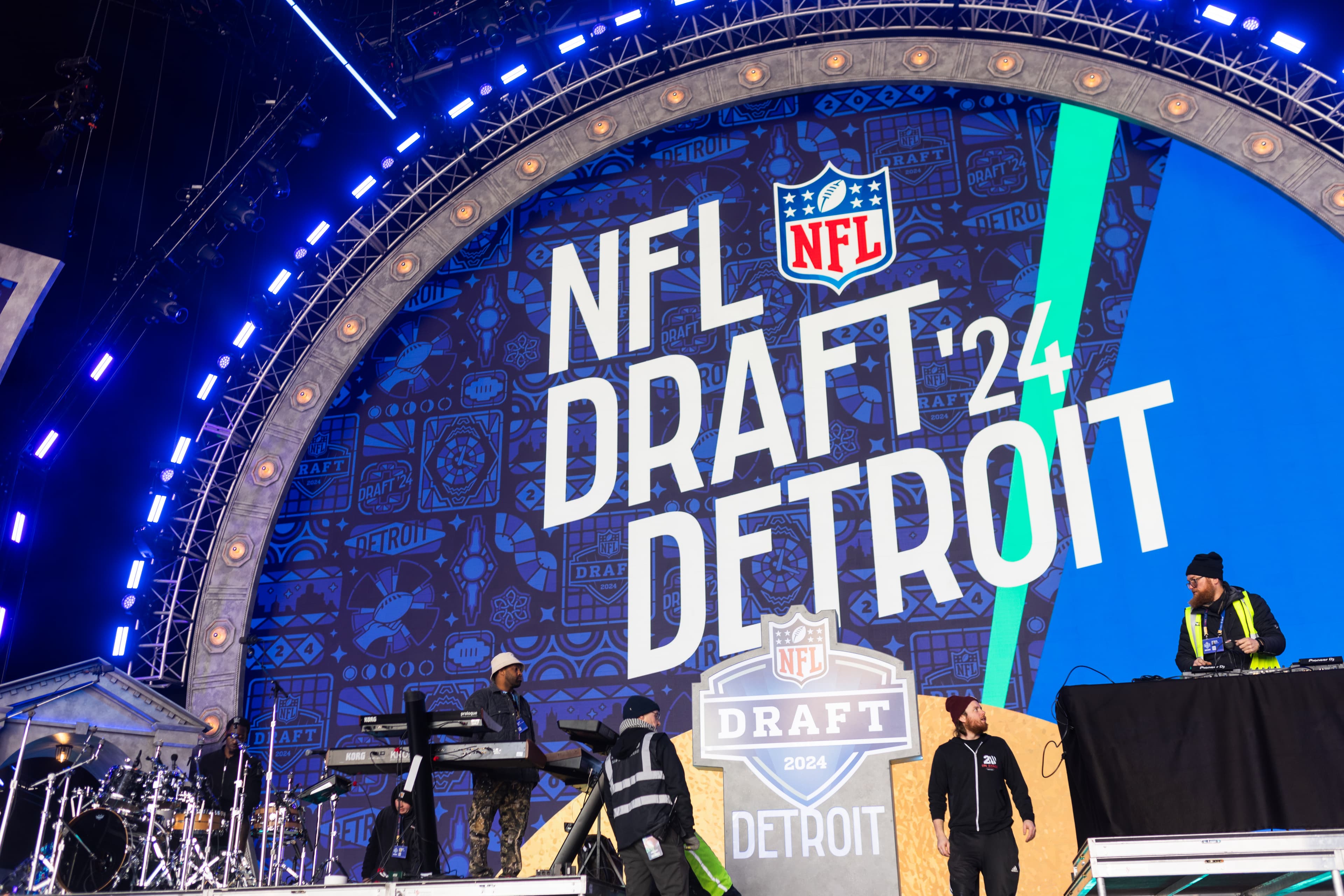 2024年 NFLドラフト総括 – 2024年NFLドラフト総括:記録的熱狂のデトロイトと、歴史的QBラッシュが波乱を呼んだ3日間