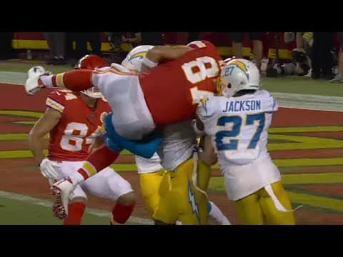 Derwin JamesがTravis Kelceをボディスラム